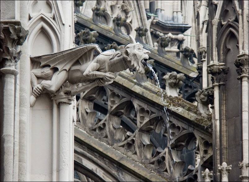Gárgolas y quimeras: ¿guardianas sagradas o espías de los dioses? gargola agua